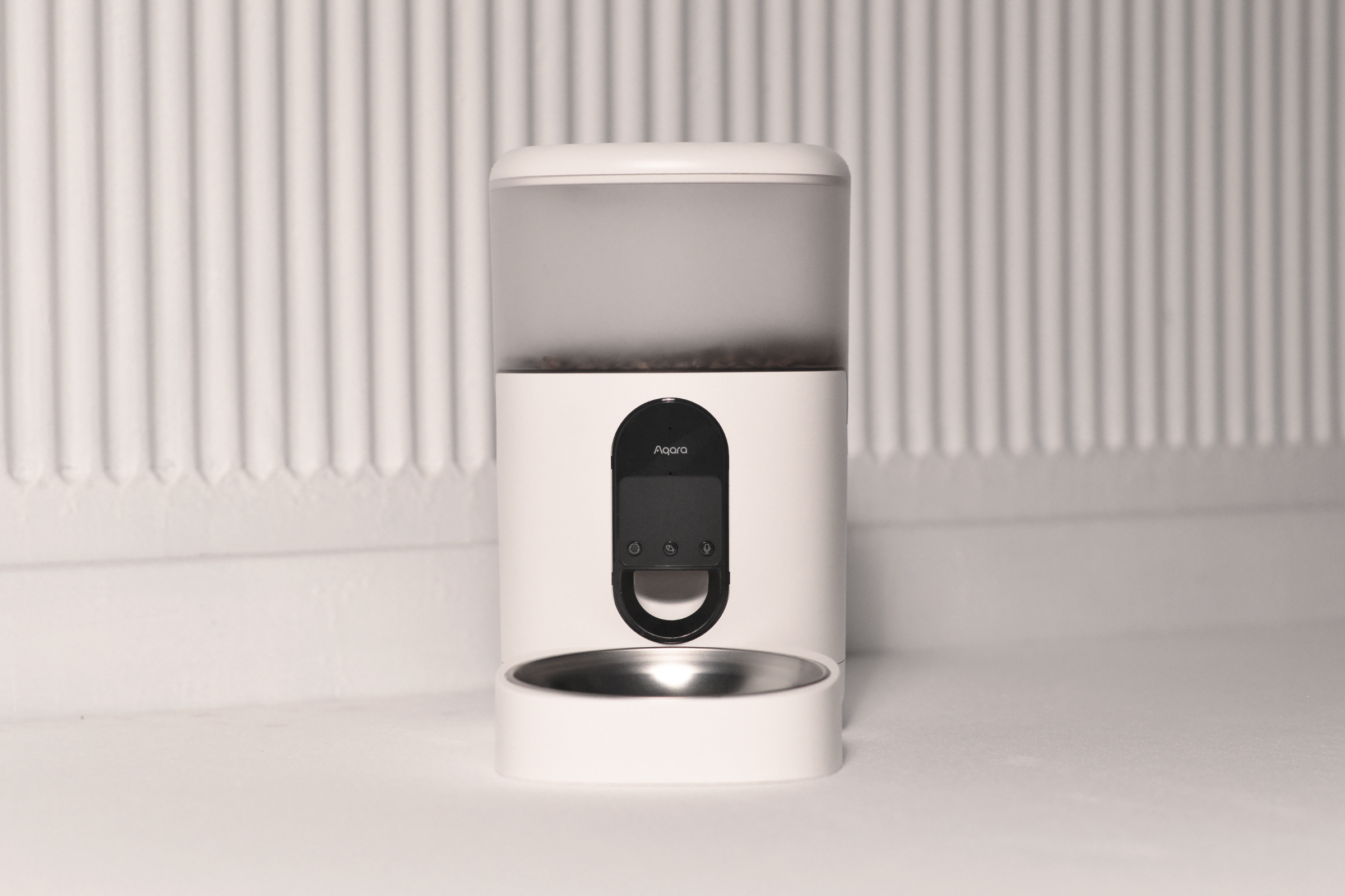 Aqara Smart Pet Feeder C1 near a white wall | Best Automatic Cat Feeder | Aqara